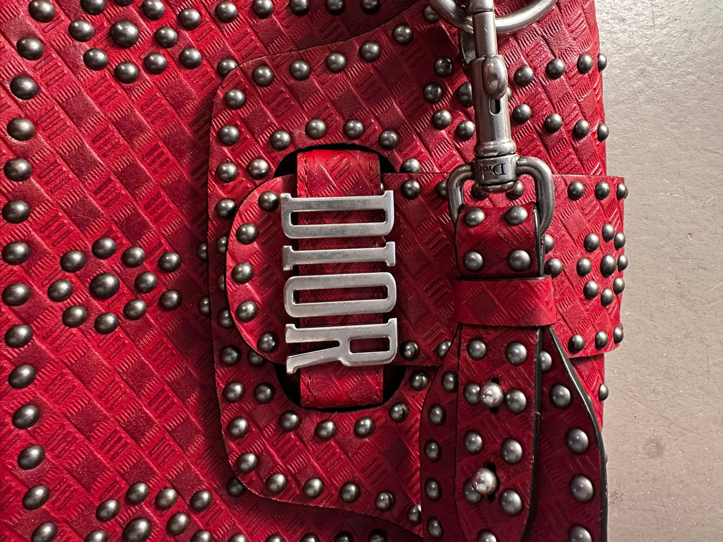 Sac Dior Stardust — Cuir rouge clouté