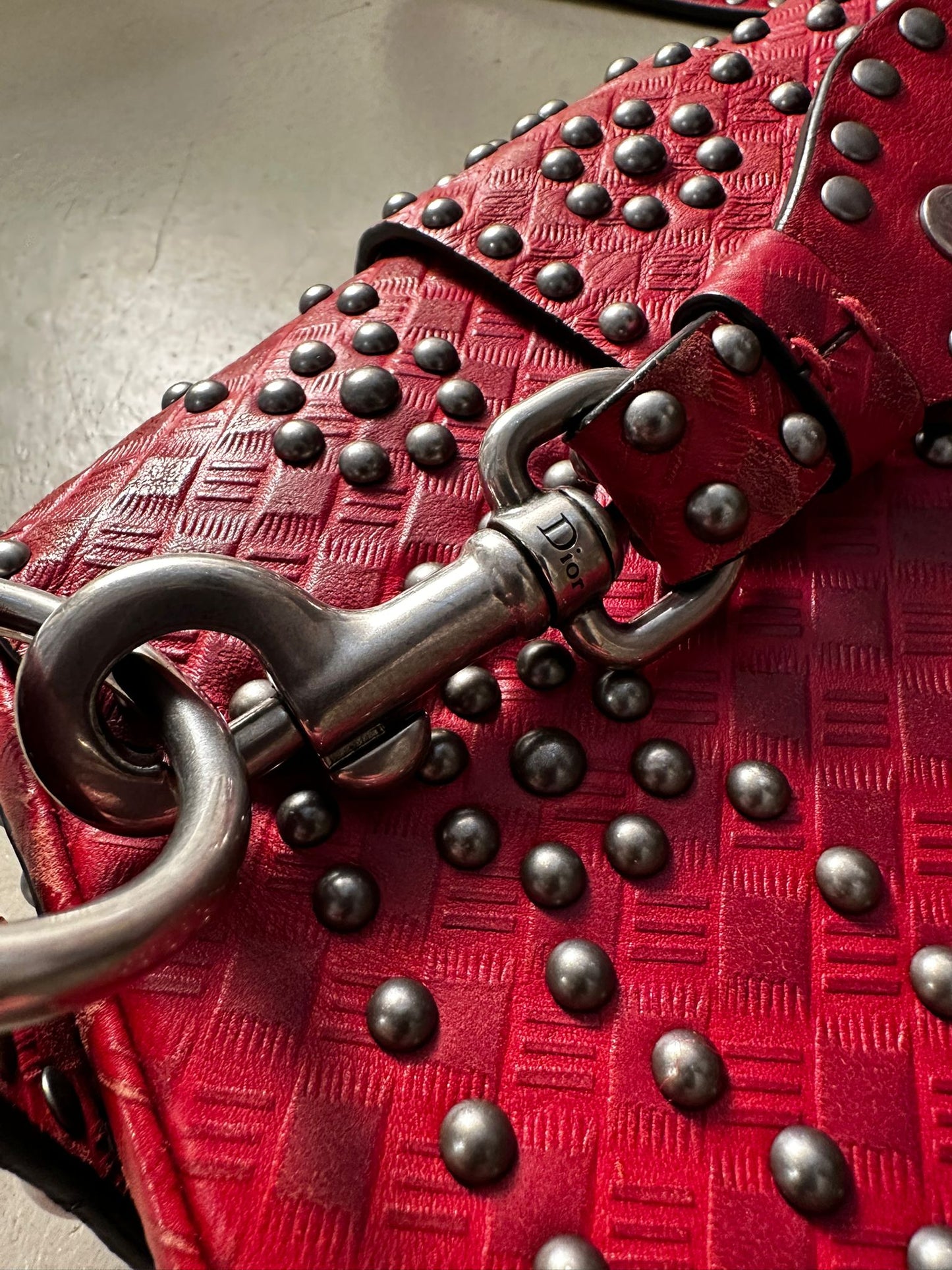 Sac Dior Stardust — Cuir rouge clouté