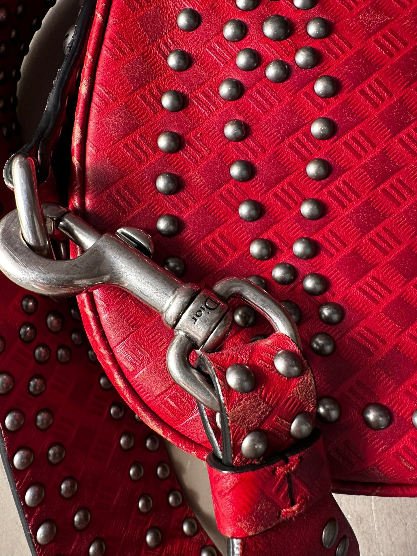 Sac Dior Stardust — Cuir rouge clouté